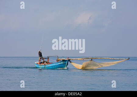 Fischers Rückkehr seines Bootes und Fischernetz aus dem Meer, der Insel Phu Quoc, Vietnam, Südostasien Stockfoto