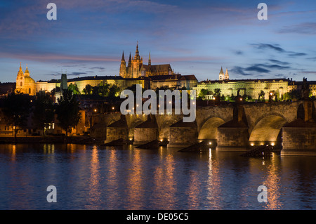 Karlsbrücke (illuminierte am meisten) überqueren den Fluss Vltava in der Nacht mit der St.-Veits-Dom und die Pragerburg, Prag, Tschechische Republik Stockfoto