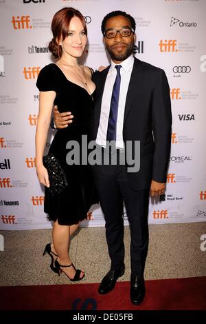 Toronto, ON, Canada. 8. September 2013. Chiwetel Ejiofor im Ankunftsbereich für die Hälfte von A YELLOW SUN Premiere auf dem Toronto International Film Festival, Elgin Theatre, Toronto, ON 8. September 2013. Bildnachweis: Nicole Springer/Everett Collection/Alamy Live-Nachrichten Stockfoto