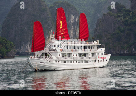 Junk-Mail, Ausflugsschiff in Halong Bucht, Vietnam, Asien Stockfoto