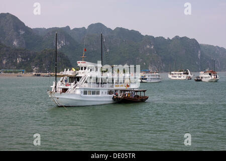 Ausflugsboot in Halong Bucht, Vietnam, Asien Stockfoto