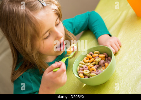 Junges Mädchen aus der Schüssel Cornflakes zu essen Stockfoto