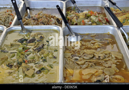 Essen in einer Garküche, Khaosan Road, Kao San Road, Banglamphu, Banglamphoo, Bangkok, Thailand, Südostasien, Asien, PublicGround Stockfoto