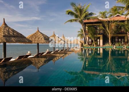 Lotus Village Resort, Sonnenschirme am Pool Stockfoto