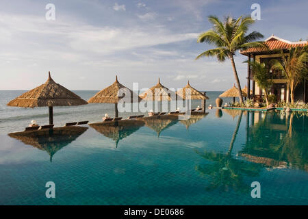 Lotus Village Resort, Sonnenschirme am Pool Stockfoto