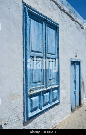 Alte verlassene Haus mit blauen Türen und Fenster, Nummer 26, Santa Cruz, Teneriffa, Kanarische Inseln, Spanien, Stockfoto