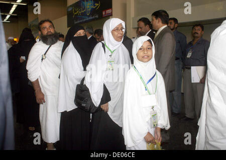 Pakistanische Pilger stehen in einer Warteschlange an Jinnah International Airport Hajj Terminal Board Erstflug für Jeddah, als sie verlassen Abfahrt für die jährliche Pilgerfahrt in Saudi-Arabien, in Karatschi auf Montag, 9. September 2013. Pakistan International Airlines (PIA) am Montag begann Hadsch Betrieb. Flug startete um 15:00 von Karachi. In diesem Jahr 143'000 pakistanischen Pilger werden in Regierung Regelung Haddsch. Stockfoto