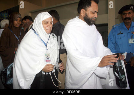 Pakistanische Pilger stehen in einer Warteschlange an Jinnah International Airport Hajj Terminal Board Erstflug für Jeddah, als sie verlassen Abfahrt für die jährliche Pilgerfahrt in Saudi-Arabien, in Karatschi auf Montag, 9. September 2013. Pakistan International Airlines (PIA) am Montag begann Hadsch Betrieb. Flug startete um 15:00 von Karachi. In diesem Jahr 143'000 pakistanischen Pilger werden in Regierung Regelung Haddsch. Stockfoto