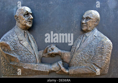 Gedenktafel an der Konrad-Adenauer-Stiftung, Skulptur von de Gaulle und Adenauer, Deutsch-französische Aussöhnung, Berlin Stockfoto