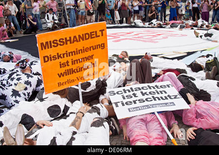 Kuh und Schwein Kostümen, Veggie-Parade, unter dem Motto "Essen Frieden", Veganer, Vegetarier, Demonstranten "Schlachten ist Kein Stockfoto