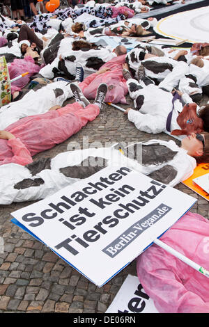 Kuh und Schwein Kostümen, Veggie-Parade, unter dem Motto "Essen Frieden", Veganer, Vegetarier, Demonstranten "Schlachten ist Kein Stockfoto