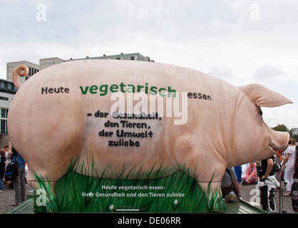 "Heute Vegetarisch Essen", Deutsch für "heute vegetarische Essen", Schwein Figur, Veggie-Parade, unter dem Motto "Essen Frieden", Veganer, Vegetarier Stockfoto