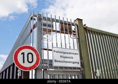 Polizeilichem Gewahrsam, Haft, Dir ZA Gef 2, Besuchereingang, Deportation Anlage, Gefängnis, Bundesamt für Migration und Stockfoto