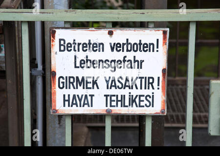 Warnschild in Deutsch und Türkisch, Betreten verboten! Lebensgefahr, Girmek Yasaktir! Hayat Tehlikesi oder kein Hausfriedensbruch! Sterblichen Stockfoto