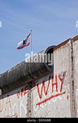 Original Berliner Mauer, mit Schriftzug "Warum", Flagge von Berlin, Grenze, Berlin Stockfoto