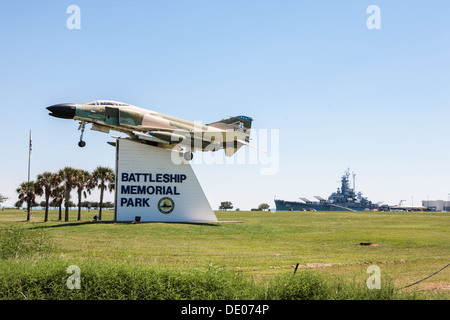 F4 Phantom Jet angebrachten Schild am Eingang zum Schlachtschiff Memorial Park, Heimat der USS Alabama in Mobile, Alabama Stockfoto