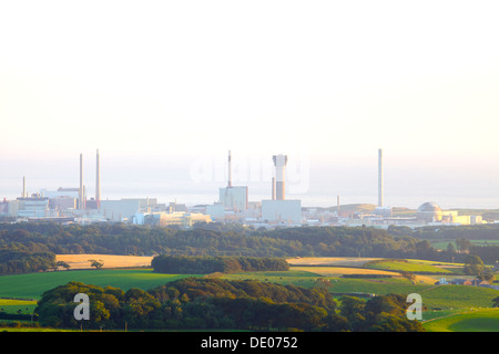 Sellafield Atomkraftwerk im Abendlicht mit dem Meer hinter Cumbria England Vereinigtes Königreich Großbritannien Stockfoto