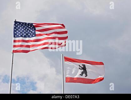 Fahnen der USA und Berlin im Wind, stürmische Stockfoto