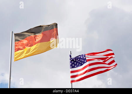 Die Flaggen von Deutschland und den USA weht im Wind, stürmische, symbolische Bild Stockfoto