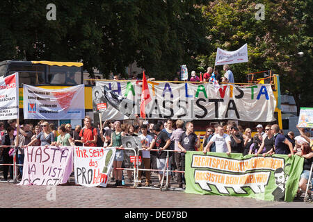 Links Partei, Linke, SPD und antifaschistischen Fans protestieren gegen die rechtsextreme Partei Pro Deutschland sterben Stockfoto