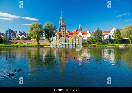 Panorama über die Donau in Richtung Ulm mit Ulmer Münster und Metzgerturm, Metzger Turm, Baden-Württemberg, PublicGround Stockfoto