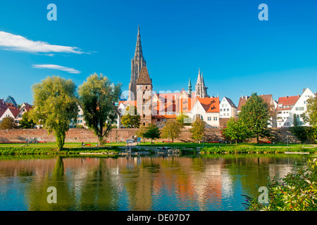 Panorama über die Donau in Richtung Ulm mit Ulmer Münster und Metzgerturm, Metzger Turm, Baden-Württemberg, PublicGround Stockfoto