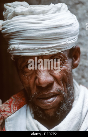 Priester mit weißen Turban Ashetan Maryam Kloster in der Nähe von Lalibela, Äthiopien Stockfoto