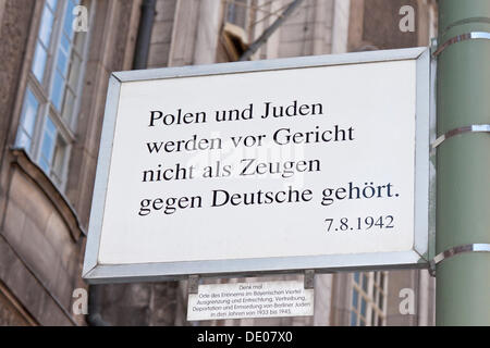 Schild, Schriftzug "Polen Und Juden Werden Vor Gericht Nicht als zusammen Gegen Deutsche Gehoert, 7.8.1942", Deutsch für "Polen und Stockfoto