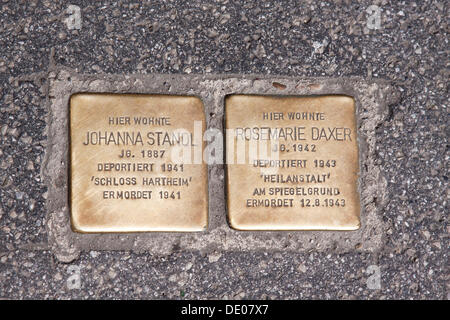 Stolperstein-Denkmal, Deutsch für stolpern zu blockieren, Frau 1941 in Schloss Hartheim, ermordet 1941 deportiert und ein Mädchen, 1, Stockfoto