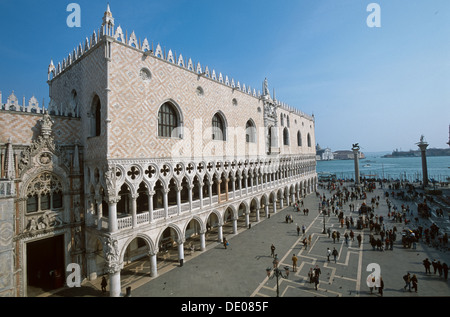 Dogenpalast (Palazzo Ducale) und Touristen in der Piazzetta di San Marco (Markusplatz entfernt), Venedig, Italien Stockfoto