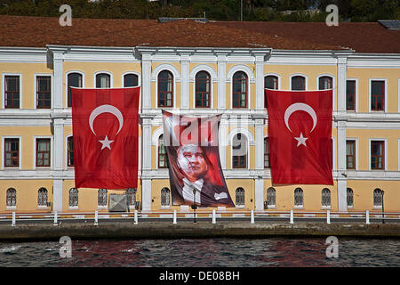 Flaggen der Musatafa Kemal Atatürk und die Türkei fliegen auf einem Gebäude zu Ehren des Jahrestages seines Todes am 10. November 1938 Stockfoto