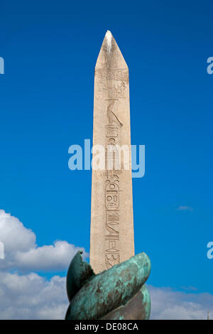 Schlangensäule mit dem Obelisken auf dem Rücken, Dikilitas, ägyptische Hieroglyphen, Istanbul, Türkei Stockfoto