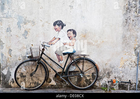 Fahrrad vor der Hauswand mit Kindern gemalt, als ob sie, Fahrrad, street-Art Reiten Stockfoto