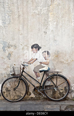 Fahrrad vor der Hauswand mit Kindern gemalt, als ob sie, Fahrrad, street-Art Reiten Stockfoto