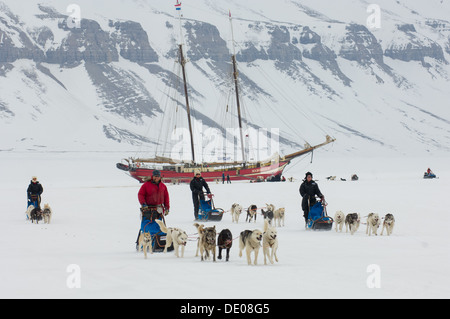 Hundeschlitten-Teams Rennen abseits der Noorderlicht "Schiff im Eis", Tempel Fjord (Tempelfjorden), Inselgruppe Svalbard, Spitzbergen, Norwegen Stockfoto