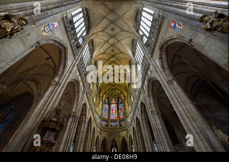 Schiff in das Innere des gotischen St. Vitus Cathedral, Prag, Tschechische Republik Stockfoto