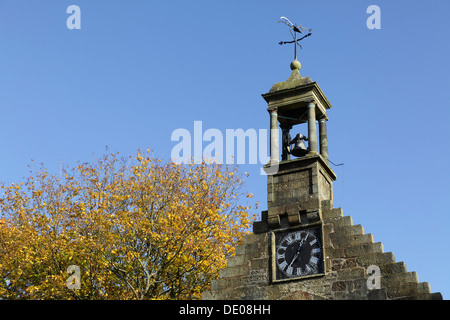 Der Giebel, die Uhr und die Glocke der Kirche Old Simon in Autumn, Johnshill, Lochwinnoch, Renfrewshire, Schottland, VEREINIGTES KÖNIGREICH Stockfoto