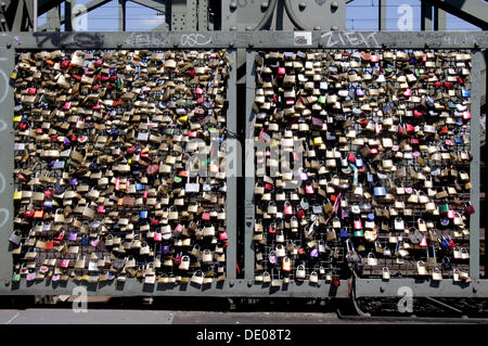 Liebesschlösser auf der Hohenzollernbrücke, Köln, Nordrhein-Westfalen Stockfoto