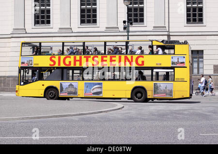 Sightseeing-Bus mit Touristen Stockfoto