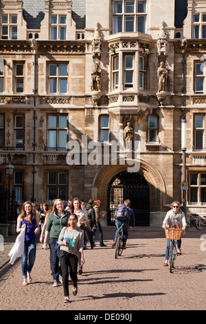 Cambridge Universitätsstudenten Wandern und Radfahren außerhalb Gonville and Caius College, Cambridge England UK Stockfoto