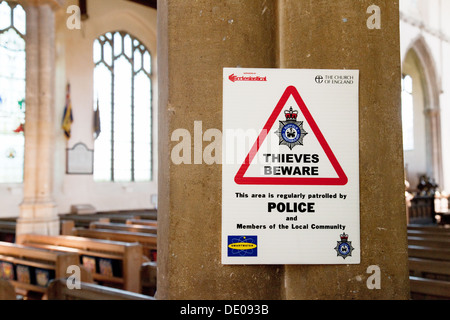 Warnschild "Vorsicht Diebe" in einer Kirche, Clare, Suffolk England UK Stockfoto