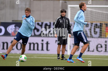 Tórshavn, Färöer. 09. September 2013. Deutschlands Trainer Joachim Löw (C) während einer Trainingseinheit der deutschen Fußball-Nationalmannschaft im Torsvollur Stadion in Tórshavn, Färöer, 9. September 2013. Deutschland spielt Färöer Inseln für ein WM-Qualifikationsspiel am 10. September. Foto: Thomas Eisenhuth/Dpa/Alamy Live News Stockfoto