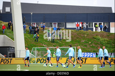 Tórshavn, Färöer. 09. September 2013. Deutschlands Spieler mit Zuschauern während einer Trainingseinheit der deutschen Fußball-Nationalmannschaft im Torsvollur Stadion in Tórshavn, Färöer, 9. September 2013. Deutschland spielt Färöer Inseln für ein WM-Qualifikationsspiel am 10. September. Foto: Thomas Eisenhuth/Dpa/Alamy Live News Stockfoto