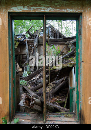 Blick in die Innenräume eines eingestürzten Hauses, Finnland Stockfoto