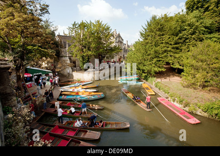 Oxford Stechkahn fahren - flache Mietwagen im Sommer am Magdalen Bridge, Oxford, UK Stockfoto