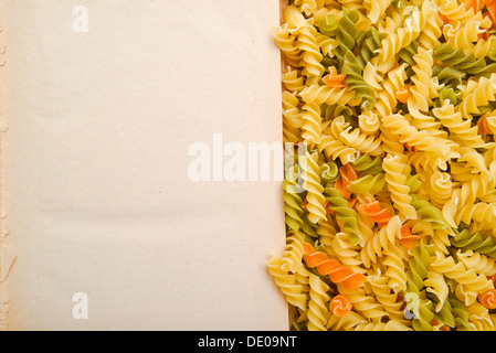 Italienische Fusilli oder Rotini und offene Rezeptbuch mit leeren Seite Stockfoto
