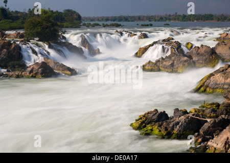 Unscharfe Wasser an den Khone Phapeng Wasserfällen, Si Phan Don (vier tausend Inseln), Laos Stockfoto