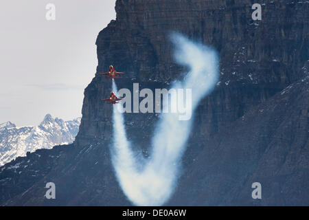 Streben nach Flug der Patrouille Suisse mit der Northrop F-5E Tiger II, Berg-Flugshow der Schweizer Luftwaffe auf der Axalp Stockfoto