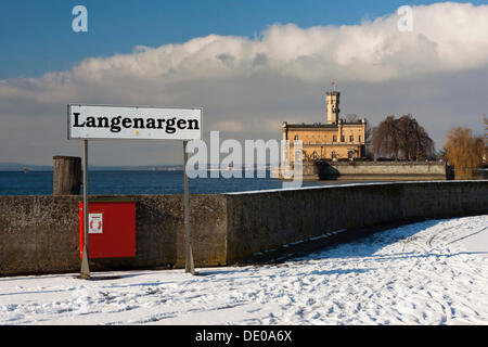 Ortstafel an der Anlegestelle in Langenargen im Winter, Montfort Schloss auf der Rückseite, Bodensee, Baden-Württemberg Stockfoto