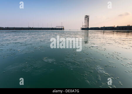 Hafenbecken mit Eisschollen im Abendlicht, Friedrichshafen am Bodensee, Bezirk Bodenseekreis, Baden-Württemberg Stockfoto